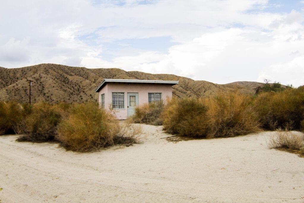 Nestled Between Cactuses: The Desert Nomad House, Arizona