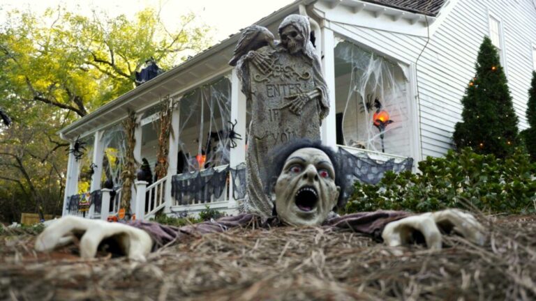 5 Ideas for Getting a Haunted Garden This Halloween