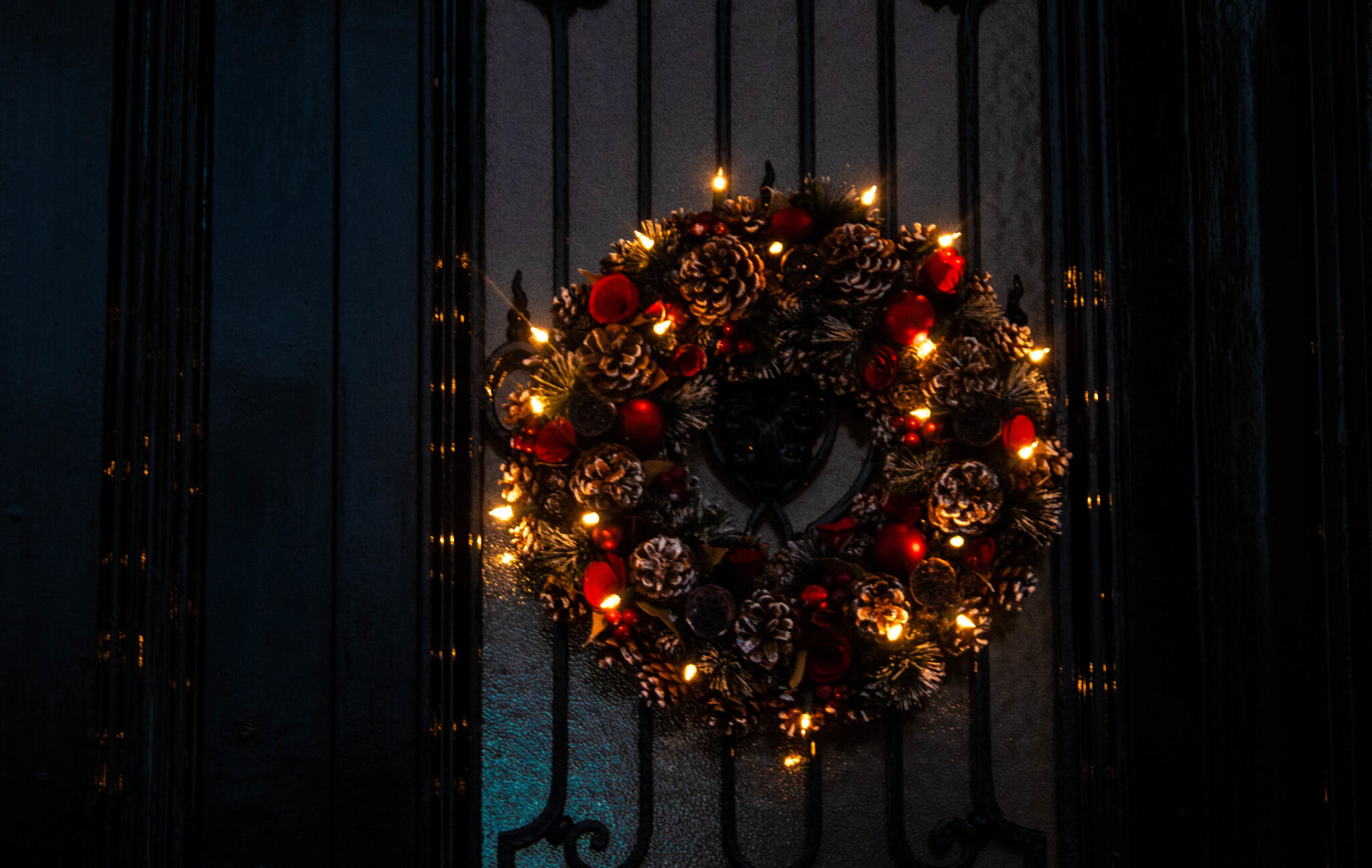 Modern Christmas Wreaths Featuring The Latest Trends Like Metallics   GettyImages 1129715100 2048x1296 