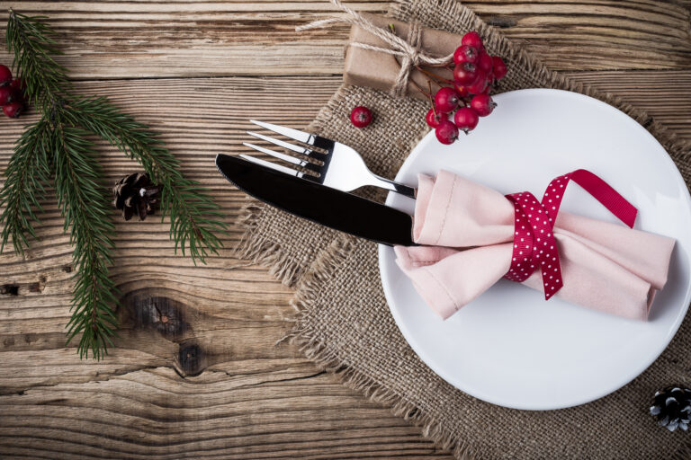 5 Ways to Create a Country Christmas Table Setting