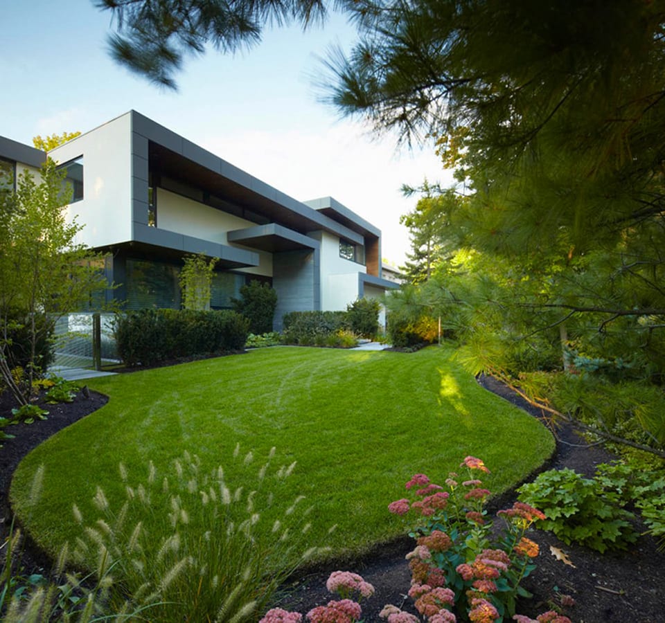 Awarded Contemporary Home With Beautiful Garden in Toronto, Canada